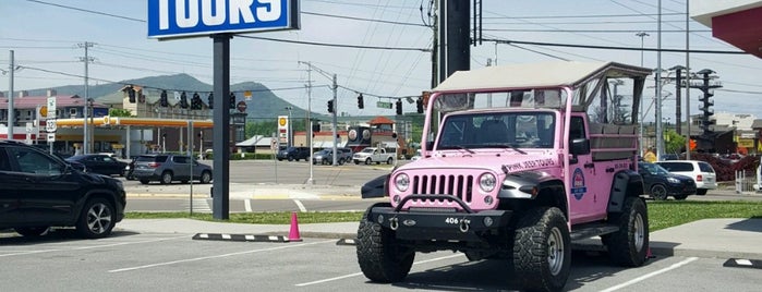 Pink Jeep Tours Smoky Mountains is one of Dollywood.