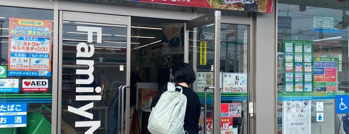 ファミリーマート 鳥取行徳店 is one of venue修正。.
