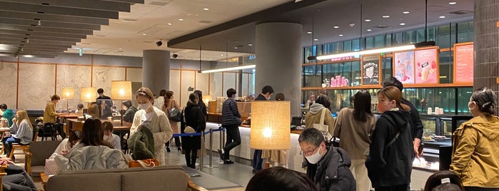 Starbucks is one of 大阪に旅行したらココに行く！.