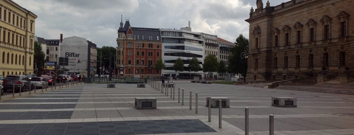 Simsonplatz is one of Orte, die Robert gefallen.