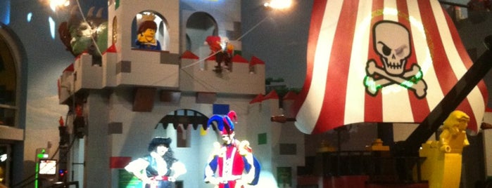 Legoland Hotel Lobby Lego Pit is one of Srini 님이 저장한 장소.
