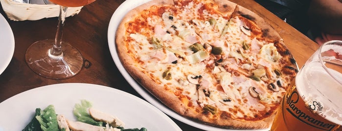 Basilico pizza & pasta is one of Tempat yang Disukai Tarik.