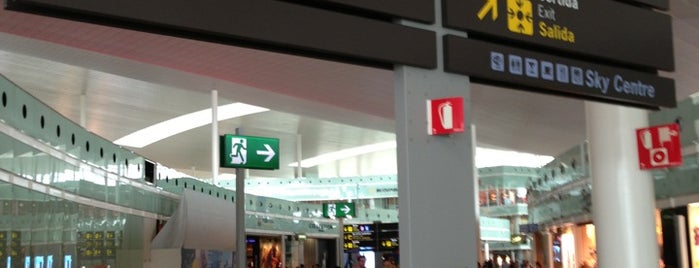 Bandar Udara Internasional Barcelona-El Prat (BCN) is one of Tempat yang Disukai Luis.