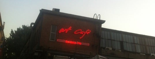 At Café is one of สถานที่ที่บันทึกไว้ของ Paulina.