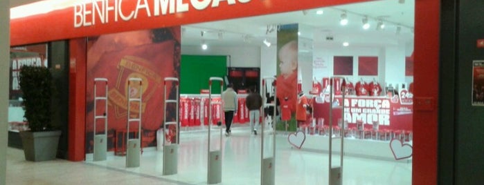 Benfica Megastore is one of สถานที่ที่ Claudio ถูกใจ.