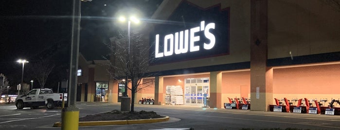 Lowe's is one of สถานที่ที่ Dino ถูกใจ.