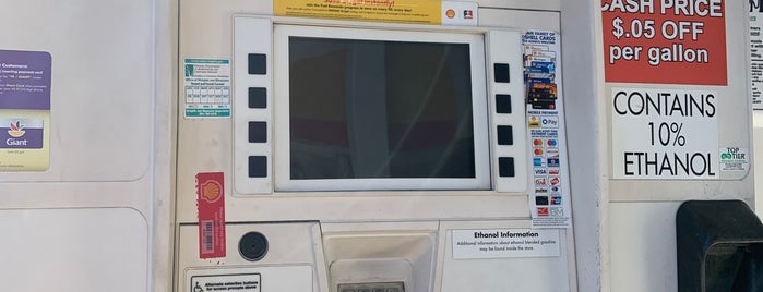 Shell is one of Chuckさんのお気に入りスポット.