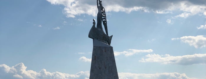 Fisherman Statue is one of Tempat yang Disukai 👓 Ze.