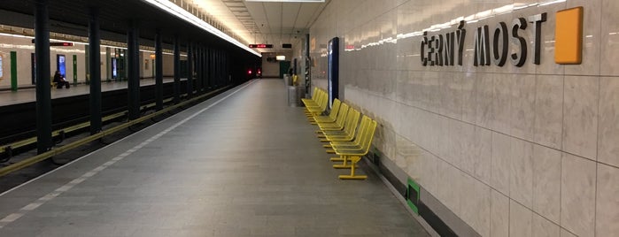 U-Bahn =B= Schwarze Brücke is one of Pražské metro.
