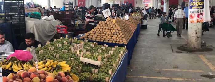 Kırşehir Sebze Meyve Pazar Yeri-Hal Kompleksi is one of Mustafa'nın Beğendiği Mekanlar.