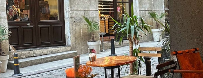 Freddo Galata Cafe & Patisserie is one of Taksim.