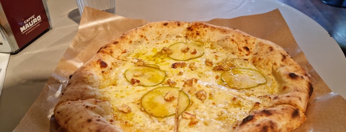La Piccola Nonna Pizza is one of Sallaさんの保存済みスポット.