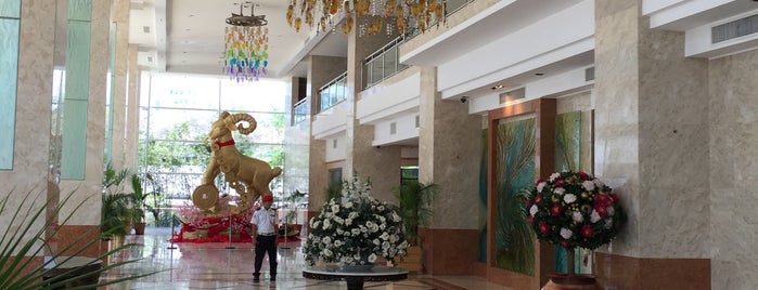 Bayview Hotel Melaka is one of Posti che sono piaciuti a Dinos.