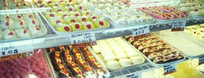 Lovely Sweets & Restaurant is one of Lizzie 님이 저장한 장소.
