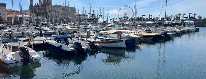 Port de Saint-Raphaël is one of Eléonoreさんのお気に入りスポット.