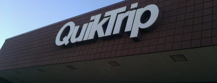 QuikTrip is one of สถานที่ที่ Julie ถูกใจ.