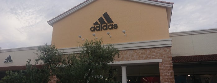 adidas factory outlet Tosu is one of 衣料品店/靴屋/宝飾品/眼鏡屋.