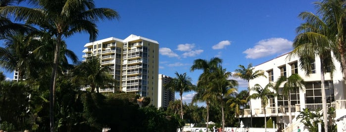 Pools at Waldorf Astoria Naples is one of Rozanne'nin Beğendiği Mekanlar.