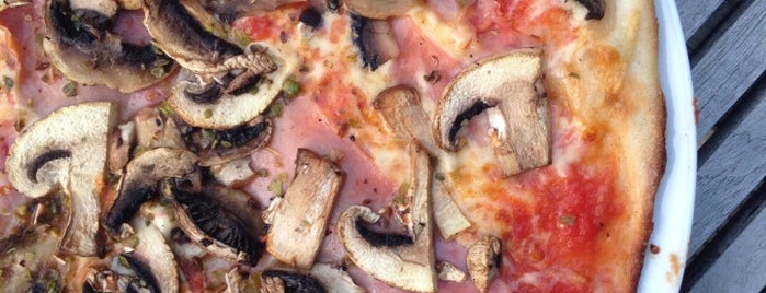 Pizzeria Amalfi is one of Locais curtidos por Lukas.