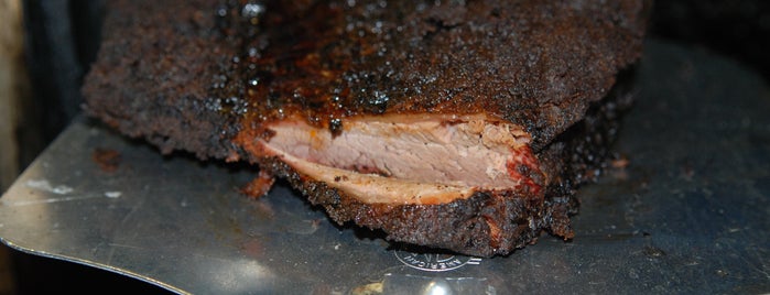 The Wood Pit Barbecue is one of Lieux sauvegardés par Lizzie.