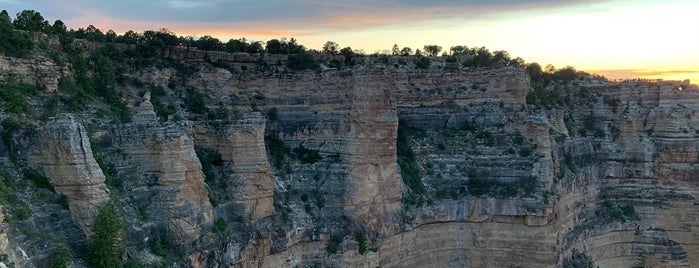 Mather Point Amphitheater is one of Lugares favoritos de John.