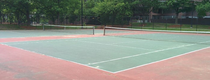 Riverside Tennis Courts is one of Stella’s Liked Places.