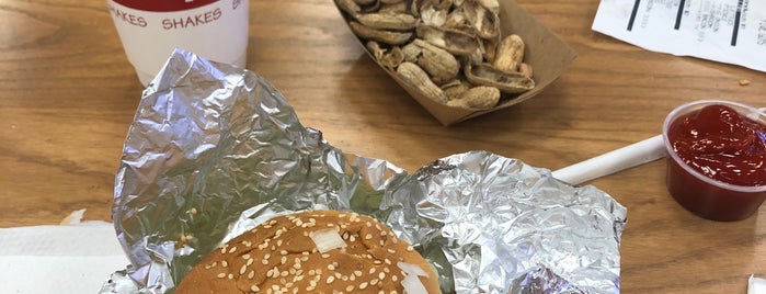 Five Guys is one of Scopeさんのお気に入りスポット.