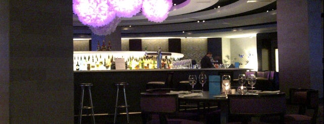 Six Resto Lounge is one of Locais salvos de Jess.