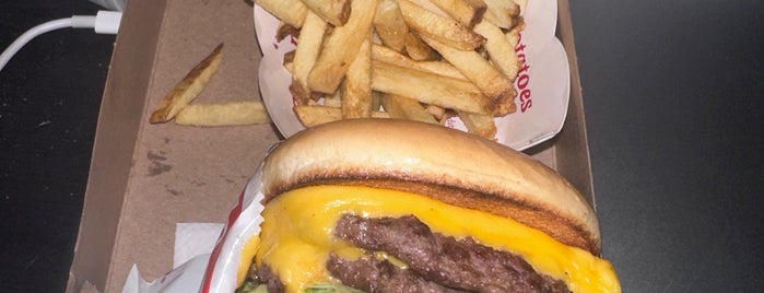 In-N-Out Burger is one of Locais curtidos por Lana.