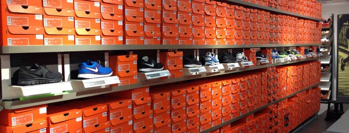 Nike Factory Store is one of AKSESUAR ➖GİYİM ➖AYAKKABI ➖SAAT➖Hediyelik eşya➖.