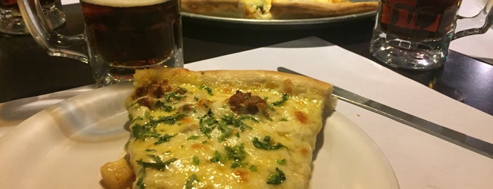 Mama's Pizza is one of Lizさんのお気に入りスポット.