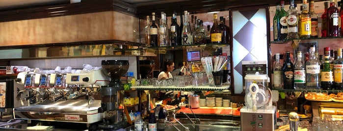 Bar Giuly is one of สถานที่ที่ Luca ถูกใจ.