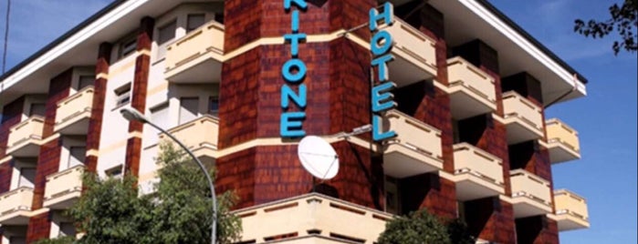 Hotel Tritone is one of Locais curtidos por Luca.