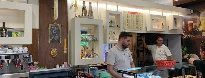 Pizzeria Concetti is one of Luca'nın Beğendiği Mekanlar.