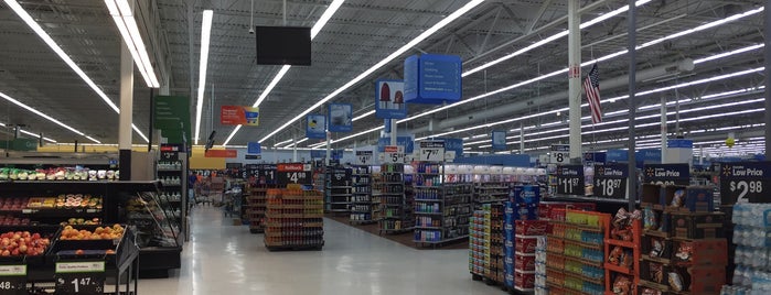 Walmart Supercenter is one of Tempat yang Disukai Thomas.