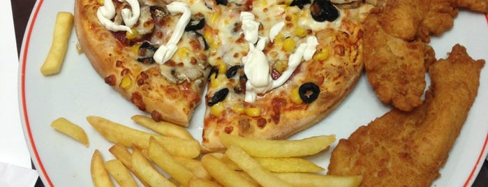 Pizza Pizza is one of Tempat yang Disukai Emel.