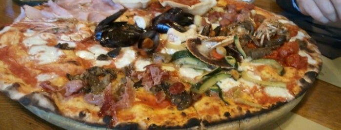 Pizzeria La Pace is one of สถานที่ที่บันทึกไว้ของ Serdar😋.