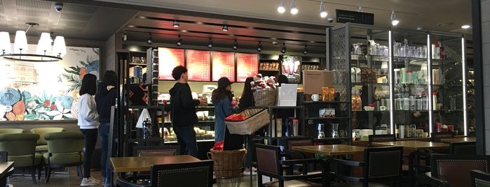 Starbucks is one of Locais curtidos por JuHyeong.