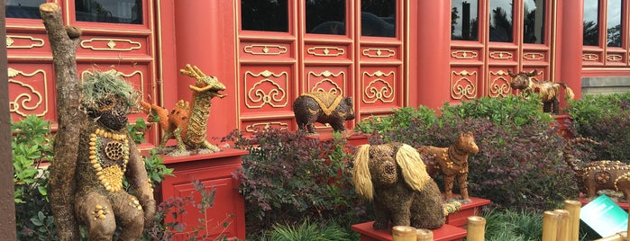 Chinese Zodiac Topiary Garden is one of Lugares favoritos de Lizzie.
