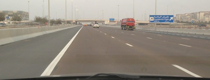 Abu Dhabi - Dubai Highway is one of Orte, die Merve gefallen.
