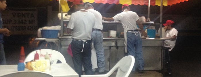 Tacos "El Guero” is one of สถานที่ที่ Lucila ถูกใจ.