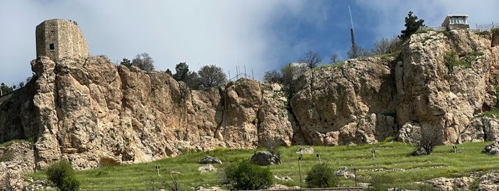 Mardin Kalesi is one of mardin gezilecek-yemek yerleri.