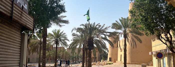 Al Thomairi Old Market is one of اماكن الرياض.