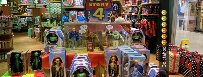 Disney Store is one of Lugares favoritos de Matías.