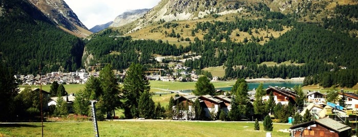Nira Alpina is one of Tempat yang Disimpan Michael.