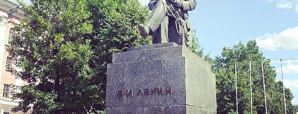 Ленин с книгой is one of Памятники Ленину.