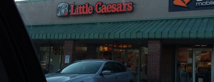 Little Caesars Pizza is one of Lugares favoritos de Chester.