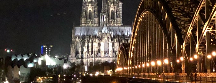 Cathédrale de Cologne is one of Lieux qui ont plu à Camila Marcia.