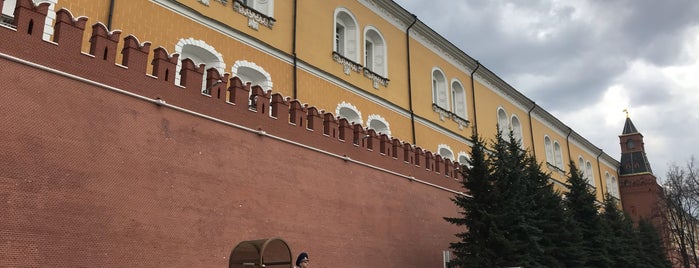 Kremlin Wall is one of Tempat yang Disukai Susanna.