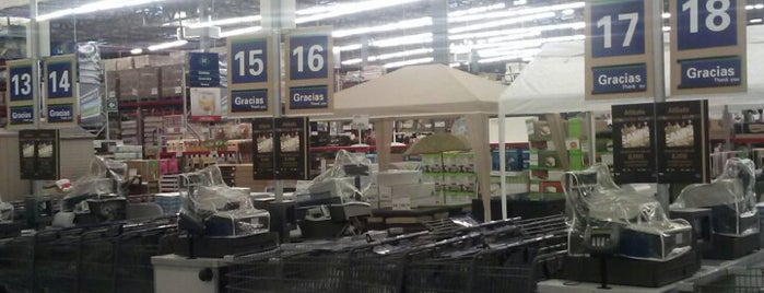 Sam's Club is one of Locais curtidos por Carlos.